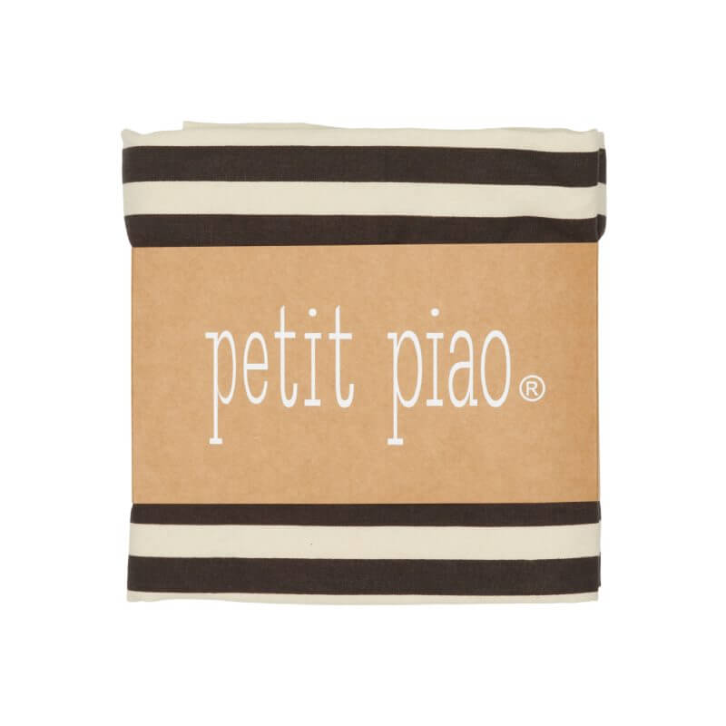 Smukt stribet baby sengetøj fra danske Petit Piao i super flotte hvide og brune nuancer fra Lillepip.dk
