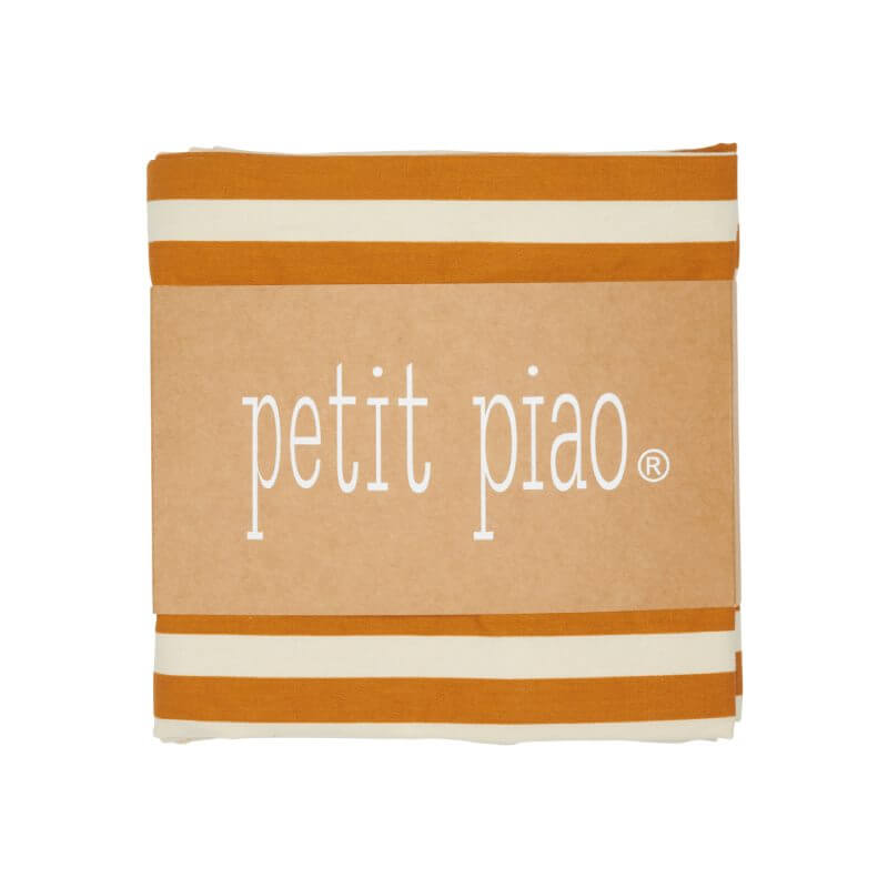Smukt stribet baby sengetøj fra danske Petit Piao med super flotte karrygule og hvide nuancer. - Lillepip.dk