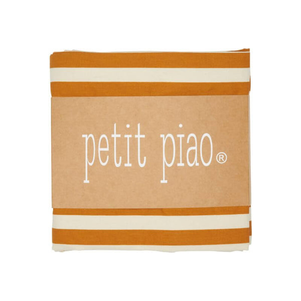 Smukt stribet baby sengetøj fra danske Petit Piao med super flotte karrygule og hvide nuancer. - Lillepip.dk