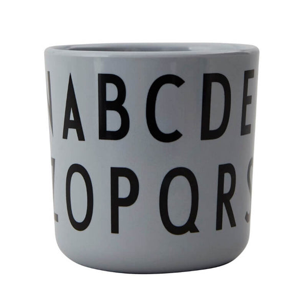 Grey melamine ABC Cup fra Design Letters - Lillepip.dk